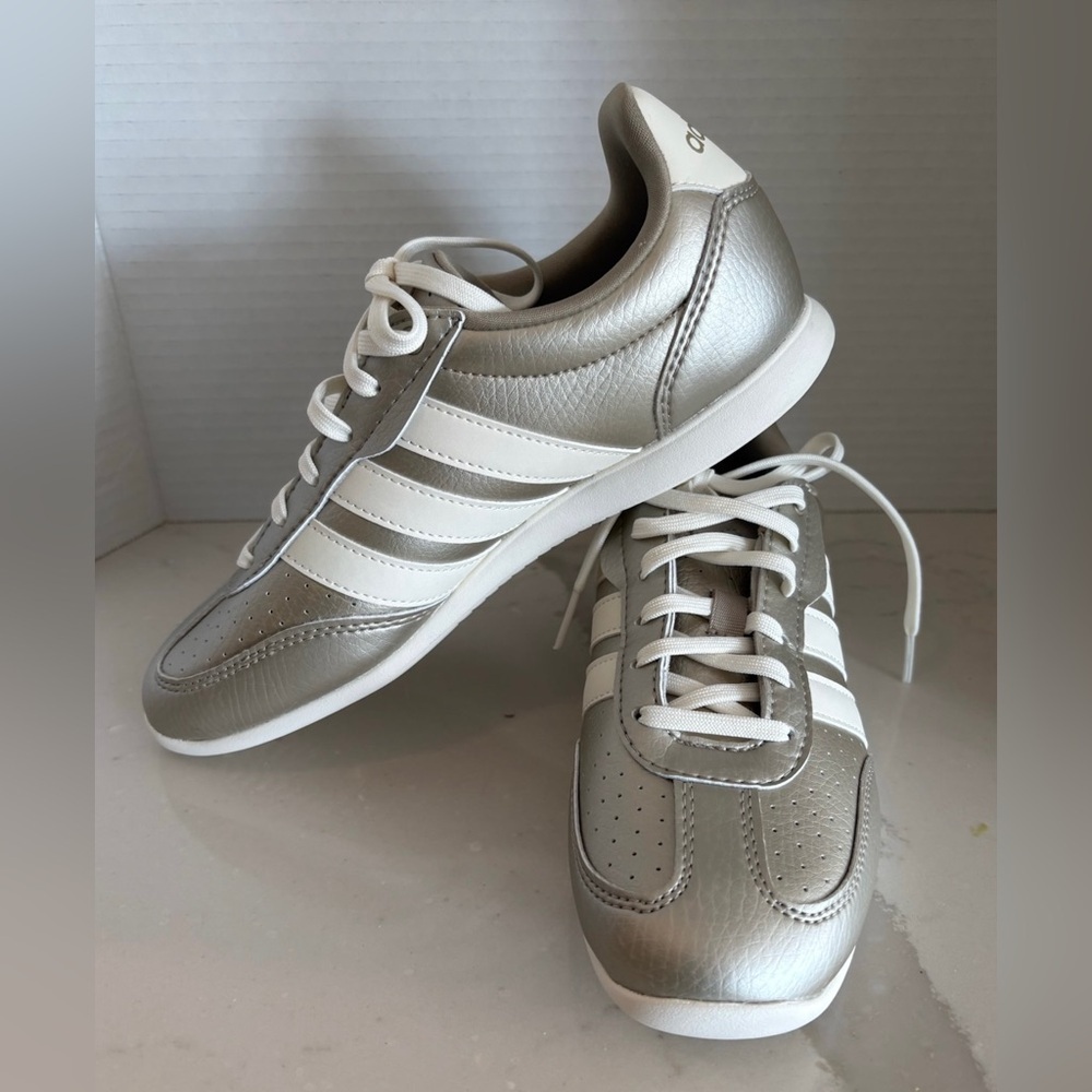 NWOT Adidas Women’s Gold & White Barreda Lo Sneakers w/T-Toe Design; Size 6